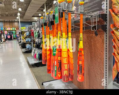 Federal Way WA USA, 27. Mai 2025 - Vitrinen mit Sportartikeln für alle Sportarten in einem großen Supermarkt Stockfoto