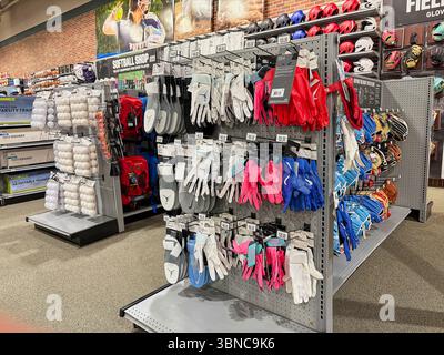 Federal Way WA USA, 27. Mai 2025 - Vitrinen mit Sportartikeln für alle Sportarten in einem großen Supermarkt Stockfoto