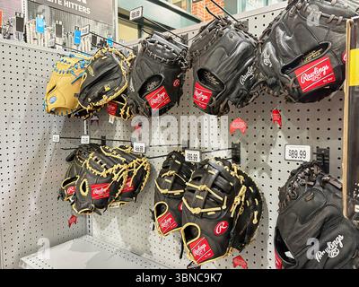 Federal Way WA USA, 27. Mai 2025 - Vitrinen mit Sportartikeln für alle Sportarten in einem großen Supermarkt Stockfoto