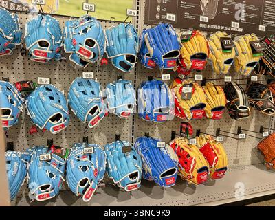 Federal Way WA USA, 27. Mai 2025 - Vitrinen mit Sportartikeln für alle Sportarten in einem großen Supermarkt Stockfoto