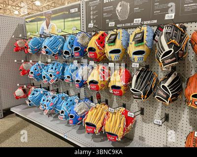 Federal Way WA USA, 27. Mai 2025 - Vitrinen mit Sportartikeln für alle Sportarten in einem großen Supermarkt Stockfoto