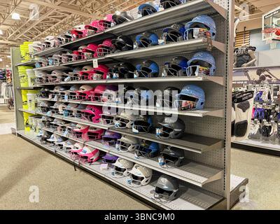 Federal Way WA USA, 27. Mai 2025 - Vitrinen mit Sportartikeln für alle Sportarten in einem großen Supermarkt Stockfoto