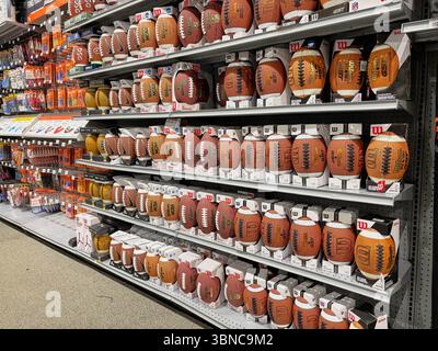 Federal Way WA USA, 27. Mai 2025 - Vitrinen mit Sportartikeln für alle Sportarten in einem großen Supermarkt Stockfoto