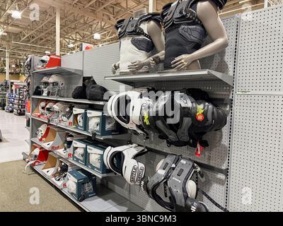 Federal Way WA USA, 27. Mai 2025 - Vitrinen mit Sportartikeln für alle Sportarten in einem großen Supermarkt Stockfoto