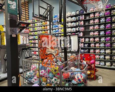 Federal Way WA USA, 27. Mai 2025 - Vitrinen mit Sportartikeln für alle Sportarten in einem großen Supermarkt Stockfoto