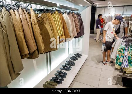 Miami Beach Florida, Lincoln Road Fußgängerzone Einkaufszentrum, Zara schnelle Mode Kleidung Accessoires, innen innen, Erwachsene Männer männlich Hispanic Latino shoppe Stockfoto