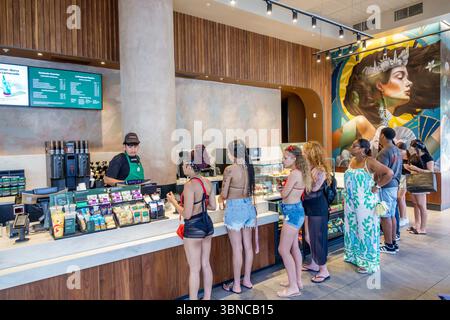 Miami Beach Florida, Lincoln Road Fußgängerzone Einkaufszentrum, Starbucks Coffee, Inneneinrichtung, Café-Shop Café Business, Angestellter männlicher Barista Takin Stockfoto