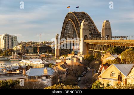 Ein spektakulärer Blick auf die Westseite der Sydney Harbour Bridge, erwärmt von der Sonne am späten Nachmittag, vom Observatory Hill in Sydney, Australien Stockfoto