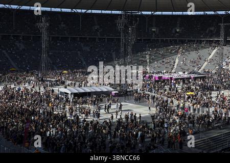 Innenansicht des Olympiastadions vor dem Konzert von AC/DC live auf Power Up Tour 2025 im Berliner Olympiastadion am 30. Juni 2025 Stockfoto