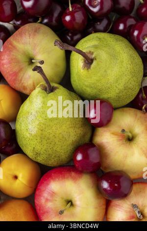 Birnen, Äpfel, Aprikosen, Kirschen, Obst aus nächster Nähe Stockfoto