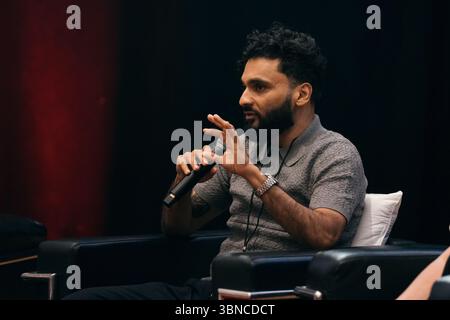 Toronto, Kanada. Juni 2025. Adnan Khan auf der Bühne des Motive Crime and Mystery Festival, einer Nebenveranstaltung des Toronto International Festival of Authors (TIFA), in Victoria Chapell in Toronto. Das MOTIVE Crime & Mystery Festival 2025, das vom Toronto International Festival of Authors (TIFA) veranstaltet wurde, zog Bestseller-Autoren, aufstrebende Schriftsteller und leidenschaftliche Fans aus der ganzen Welt zu einer dunklen Feier in Toronto an. (Foto: Shawn Goldberg/SOPA Images/SIPA USA) Credit: SIPA USA/Alamy Live News Stockfoto