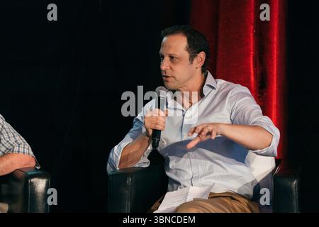 Toronto, Kanada. Juni 2025. Gregg Hurwitz auf der Bühne des Motive Crime and Mystery Festival, einer Nebenveranstaltung des Toronto International Festival of Authors (TIFA), am Victoria College in Toronto. Das MOTIVE Crime & Mystery Festival 2025, das vom Toronto International Festival of Authors (TIFA) veranstaltet wurde, zog Bestseller-Autoren, aufstrebende Schriftsteller und leidenschaftliche Fans aus der ganzen Welt zu einer dunklen Feier in Toronto an. (Foto: Shawn Goldberg/SOPA Images/SIPA USA) Credit: SIPA USA/Alamy Live News Stockfoto