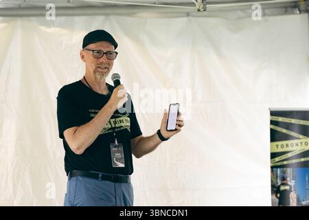 Toronto, Kanada. Juni 2025. Phil Hibbeln auf der Bühne beim Motive Crime and Mystery Festival, einer Nebenveranstaltung des Toronto International Festival of Authors (TIFA), am Victoria College in Toronto. Das MOTIVE Crime & Mystery Festival 2025, das vom Toronto International Festival of Authors (TIFA) veranstaltet wurde, zog Bestseller-Autoren, aufstrebende Schriftsteller und leidenschaftliche Fans aus der ganzen Welt zu einer dunklen Feier in Toronto an. (Foto: Shawn Goldberg/SOPA Images/SIPA USA) Credit: SIPA USA/Alamy Live News Stockfoto