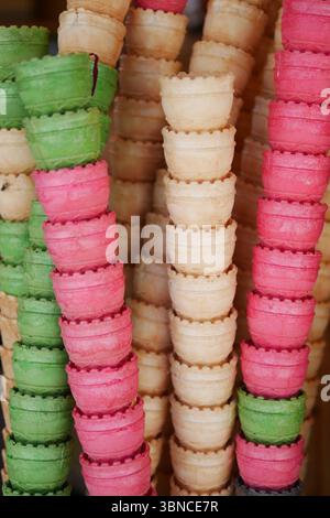 Bunte Eiskegel zum Verkauf auf einem Markt Stockfoto