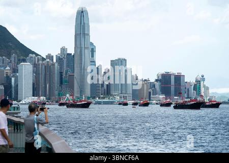 Hongkong, China.1. Juli 2025. Am 1. Juli 2025 ziehen etwa 28 Fischerboote im Victoria Harbour um den 28. Jahrestag der Rückkehr Hongkongs ins Mutterland zu feiern. Quelle: Hou Yu/China News Service/Alamy Live News Stockfoto