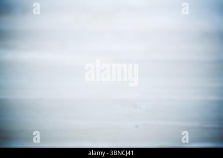Verschwommene flache Meereslandschaft mit ruhigem Wasser, hellem Himmel, transparentem Hintergrund, Kopierraum Stockfoto