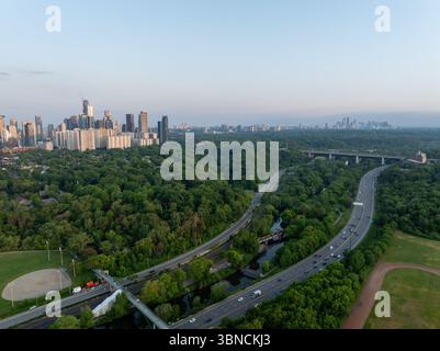 Ein Blick aus der Vogelperspektive über dem Don Valley Parkway, während der Verkehr an einem klaren frühen Morgen durch die kommunale Schnellstraße fährt. Stockfoto