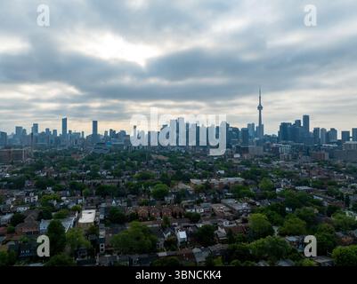 Die riesige und wachsende Skyline von Toronto am frühen Morgen, Wohnhäuser unten gesehen. Der legendäre Kern der Innenstadt aus der Ferne. Stockfoto