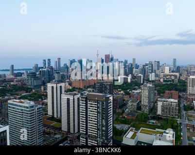 Eine Reihe von Wohnungen, Apartmenthäuser im Regent Park Viertel am Stadtrand von Toronto. Stockfoto