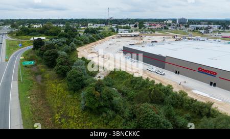 Ein Blick aus der Luft über einem im Bau befindlichen Costco-Lager. Costco Wholesale Logo an der Seite des beliebten Lagers, das nur für Mitglieder gilt. Stockfoto