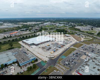 Ein Blick aus der Luft über einem Costco Großhandelslager während des Baus in einer Stadt. Stockfoto