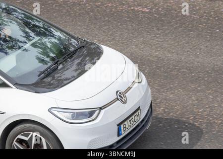 Moderner weißer Elektromotor, volkswagen ID.3, der auf Asphaltstraßen fährt Stockfoto