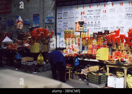 Straßenstand, der Joss Papier und Räucherstäbchen für die Riten der Vorfahren in Duyun, Guizhou, verkauft Stockfoto