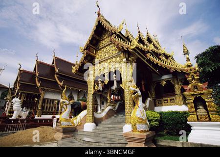 Goldener buddhistischer Tempel im Lanna-Stil, Chiang Mai Thailand - verzierter Eingang und Naga-Treppe Stockfoto