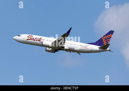 Eine Batik Air Malaysia Boeing 737-800 MAX startet vom Flughafen Denpasar Bali Ngurah Rai. Batik Air ist eine malaysische Billigfluggesellschaft mit Hauptdrehkreuz in Kuala Lumpur und Subang. Batik Air Flotte sechs Airbus 330 und sechsundvierzig Boeing 737 Flugzeuge. Batik Air wird unter der Lion Air Group betrieben, zu der auch Super Air Jet, Lion Air, Wings Air, Biz Jet und Thai Lion Air gehören. Stockfoto