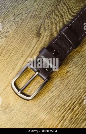 Dieser hochwertige braune Ledergürtel mit einer stilvollen Metallschnalle verleiht jedem Outfit eine schöne Note. Es wird elegant auf einem t dargestellt Stockfoto