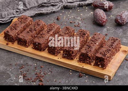 Hausgemachte Eiweißriegel mit Puffamaranth – ein nahrhafter, pflanzlicher Snack, natürlich süß und perfekt für Energie. Stockfoto