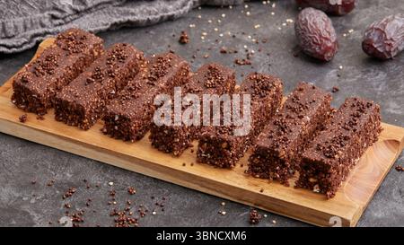 Hausgemachte Eiweißriegel mit Puffamaranth – ein nahrhafter, pflanzlicher Snack, natürlich süß und perfekt für Energie. Stockfoto