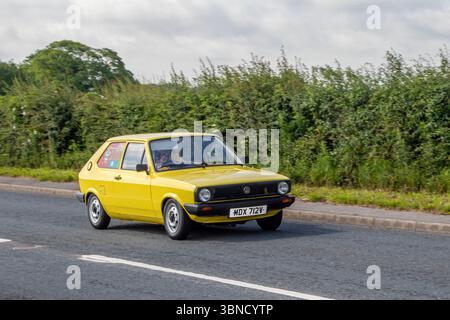 Gelber VW Volkswagen Mk1 Polo N Car Benzinmotor aus den 1980 80er Jahren 895 ccm; klassische, versammelbare Performance-Fahrzeuge, die für die Hoghton Towers Veteran Car Show in Preston, Großbritannien, ankommen Stockfoto