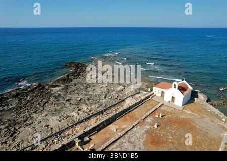 Kleine Kirche an der Küste Kretas in Griechenland, Europa aus der Vogelperspektive Stockfoto