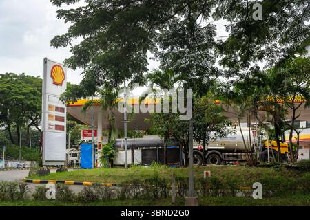 Jakarta, Indonesien - 30. Januar 2025: Tankstelle in Bintaro Jaya mit einem großen Tankwagen davor. Die Station ist leer und der Himmel Stockfoto