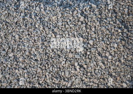 Detaillierte Nahtextur von Granit-Kiessteinen, die beim Straßenbau und bei Betonarbeiten verwendet werden. Stockfoto