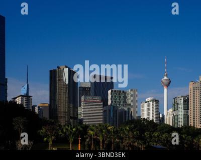Kuala Lumpur, Malaysia - 8. Februar 2025 - der berühmte Menara Kuala Lumpur Tower und der Merdeka 118 Tower zwischen Gebäuden mit blauem Himmel. Stockfoto
