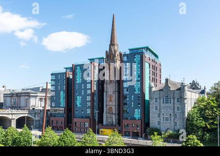 Aberdeen, Schottland, Vereinigtes Königreich - 28. Juni 2025: Point Flats und der Turm der Triple Kirks befinden sich in Aberdeen, Schottland, Vereinigtes Königreich und zeigen eine Mischung aus alter Zeit Stockfoto