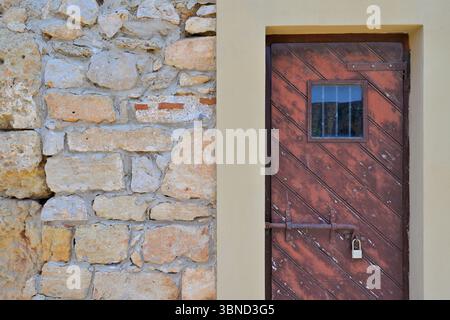 Alte Gefängnistür eines historischen mittelalterlichen Gefängnisses. Stockfoto