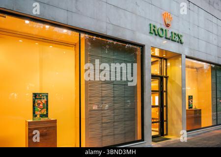 Almaty, Kasachstan - 24. Juni 2025: Vor einem Rolex Uhrengeschäft. Luxusmarke Stockfoto