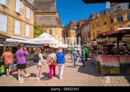 Sarlat la Caneda der Dordogne Frankreich Markttag in mittelalterlicher Stadt und Reiseziel mit Menschen und Ständen Stockfoto