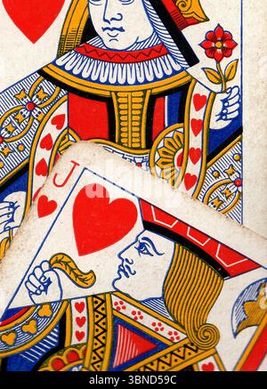 Details aus einer Hand von Vintage-Spielkarten im Anzug der Herzen. Stockfoto
