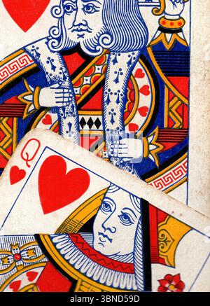 Details aus einer Hand von Vintage-Spielkarten im Anzug der Herzen. Stockfoto