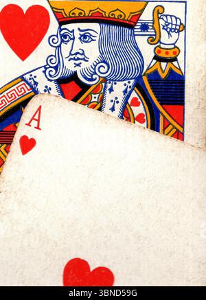 Details aus einer Hand von Vintage-Spielkarten im Anzug der Herzen. Stockfoto