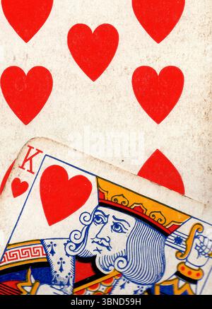 Details aus einer Hand von Vintage-Spielkarten im Anzug der Herzen. Stockfoto