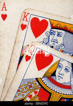 Details aus einer Hand von Vintage-Spielkarten im Anzug der Herzen. Stockfoto