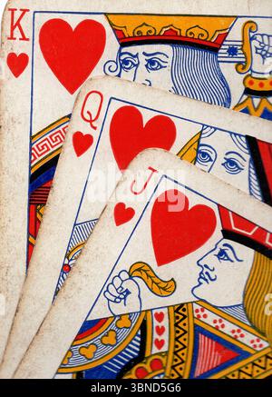Details aus einer Hand von Vintage-Spielkarten im Anzug der Herzen. Stockfoto