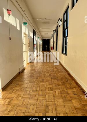 Leerer Schulflur mit Holzparkett und Fenstern in der Escola Secundária Antero de Quental, Azoren, Portugal. Stockfoto