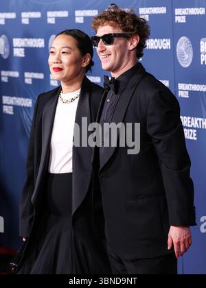 (DATEI) Mark Zuckerberg enthüllt Meta SuperIntelligence Labs, Namen, die er von OpenAI, Google, Anthropic gepocht hat. SANTA MONICA, LOS ANGELES, KALIFORNIEN, USA - APRIL 05: Der amerikanische Kinderarzt, Philanthropist, Mitbegründer und Co-CEO der Chan Zuckerberg Initiative (CZI) Priscilla Chan und Ehemann/US-amerikanischer Computerprogrammierer und Geschäftsmann, Mitgründer von Facebook, Chairman und CEO von Meta Platforms Meta Mark Zuckerberg (Mark Elliot Zuckerberg) kommen bei der 11. Jährlichen Durchbruchpreiszeremonie 2025 im Barker Hangar am 5. April 2025 in Santa Monica, Los Angeles, Los Angeles, Los Angeles, Los Angeles United, an Stockfoto