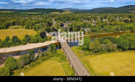 River Dee bei Aboyne Aberdeenshire Schottland Juni 2025 die Bridge View Road über die Brücke und Dürrebedingungen im Fluss Stockfoto